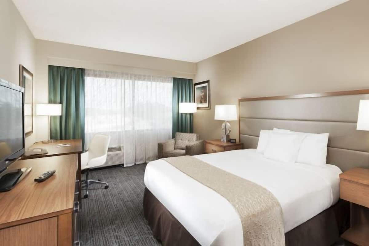 Select Comfort beds, in-room safe, desk, laptop workspace