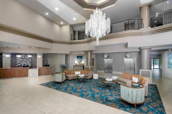 Lobby - DoubleTree by Hilton Hotel West Palm Beach Airport (West Palm Beach)