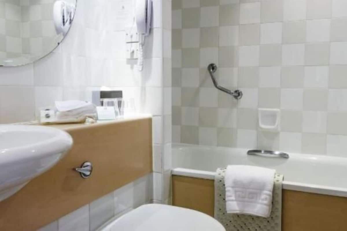Combined shower/tub, free toiletries, hair dryer, towels