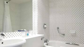 وحدات دش مع أحواض استحمام، مستلزمات مجانية للعناية الشخصية، مجففات شعر