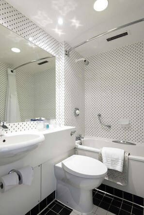 Een bad/douchecombinatie, gratis toiletartikelen, een haardroger