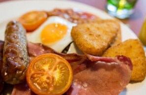 Se ofrece un desayuno bufé todos los días (15.95 GBP por persona)