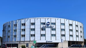 Monikerroksinen rakennus, jonka kyltissä lukee: ”Best Western”.