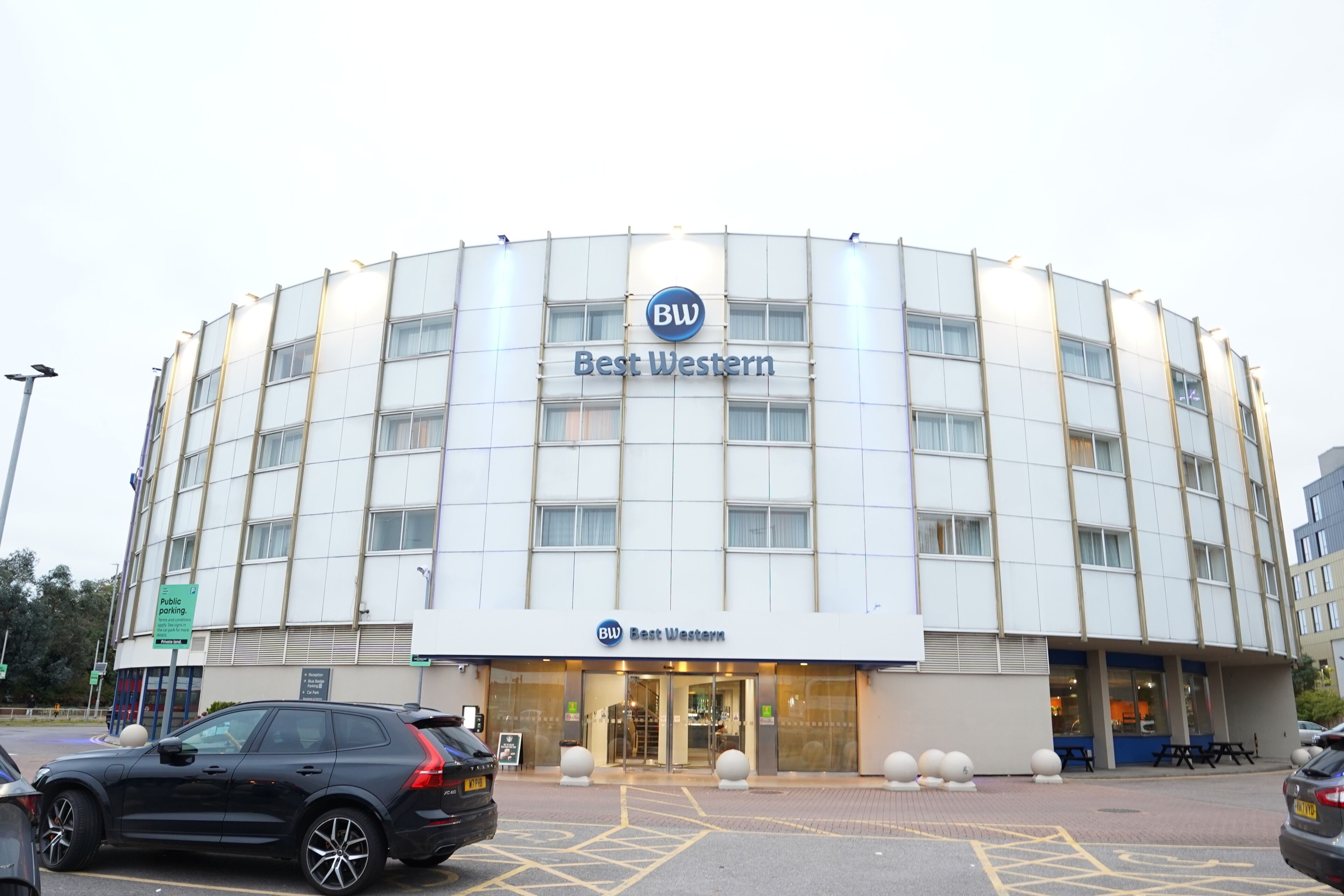 Pintu masuk properti