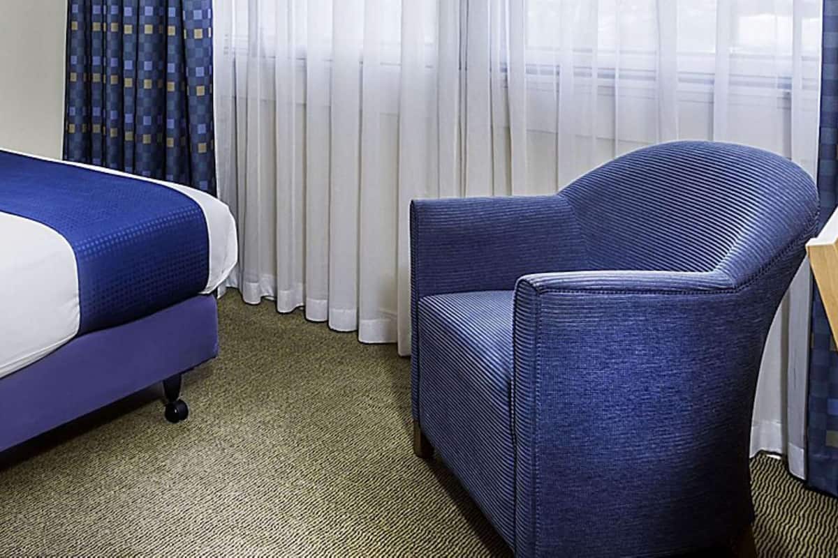 Standard Room, 1 Twin Bed, Non Smoking | Desk, laptop workspace, soundproofing, iron/ironing board