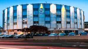 Moderni rakennus, jonka yläpuolella on suuri kyltti, jossa lukee: ”Best Western”.