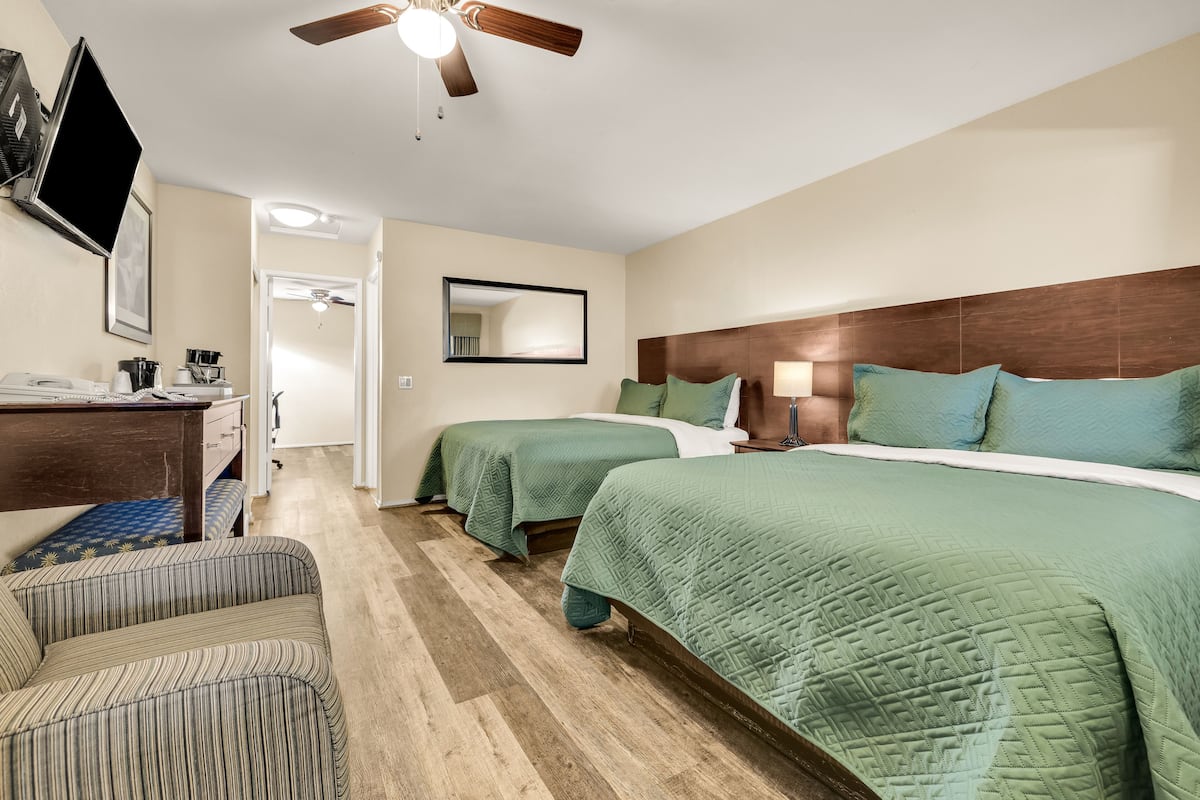 Deluxe Room, 3 Queen Beds