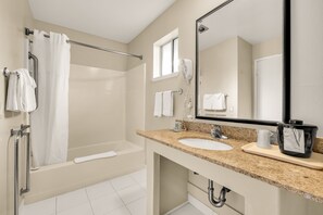 Free toiletries, hair dryer, towels, soap - Scottish Fairway Inn (Monterey)