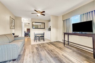 Escritorio y espacio para trabajar con laptop 