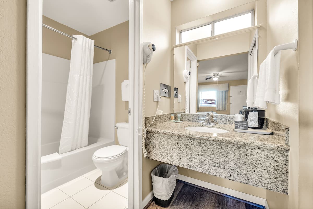 standard room, 1 king bed | desk, laptop workspace, iron/ironing board, free wifi