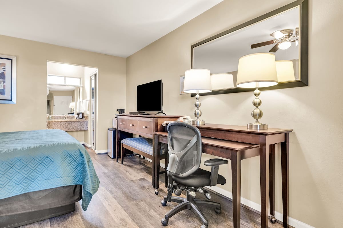 standard room, 1 king bed | desk, laptop workspace, iron/ironing board, free wifi