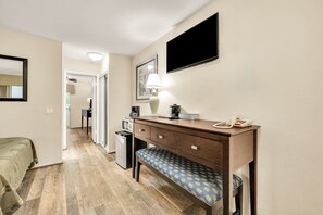 Deluxe kamer (Deluxe Room, 3 Queen Beds) | Een bureau, een laptopwerkplek, een strijkplank/strijkijzer, gratis wifi