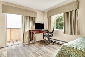 Deluxe-Zimmer, 2 Queen-Betten | Schreibtisch, laptopgeeigneter Arbeitsplatz, Bügeleisen/Bügelbrett