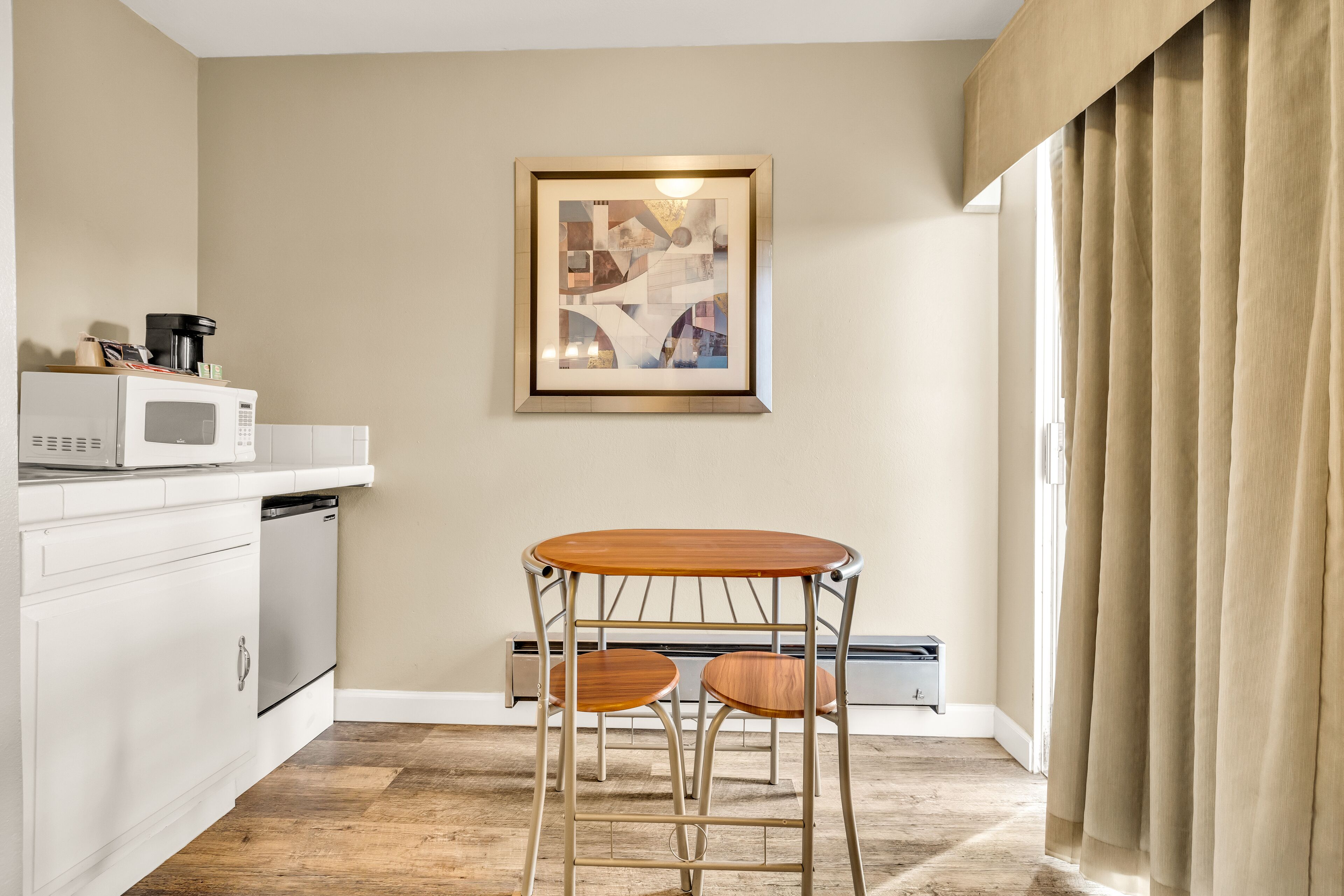 standard room, 1 queen bed | desk, laptop workspace, iron/ironing board, free wifi