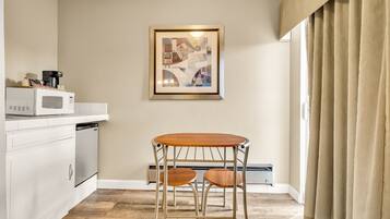 Standard Room, 1 Queen Bed | Desk, laptop workspace, iron/ironing board, free WiFi