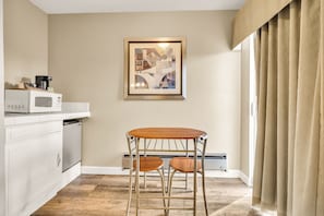 Quarto standard, 1 cama Queen | Escrivaninha, espaço de trabalho para notebook