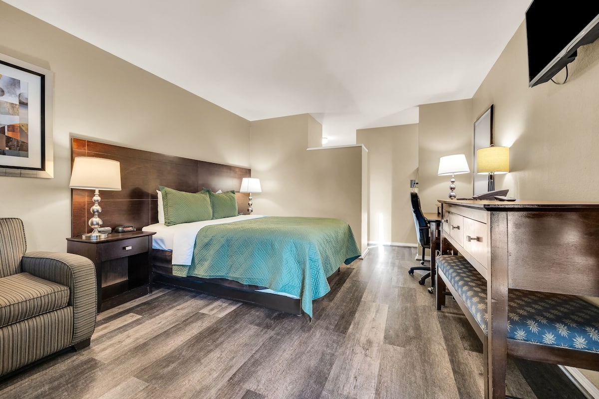 standard room, 1 queen bed | desk, laptop workspace, iron/ironing board, free wifi