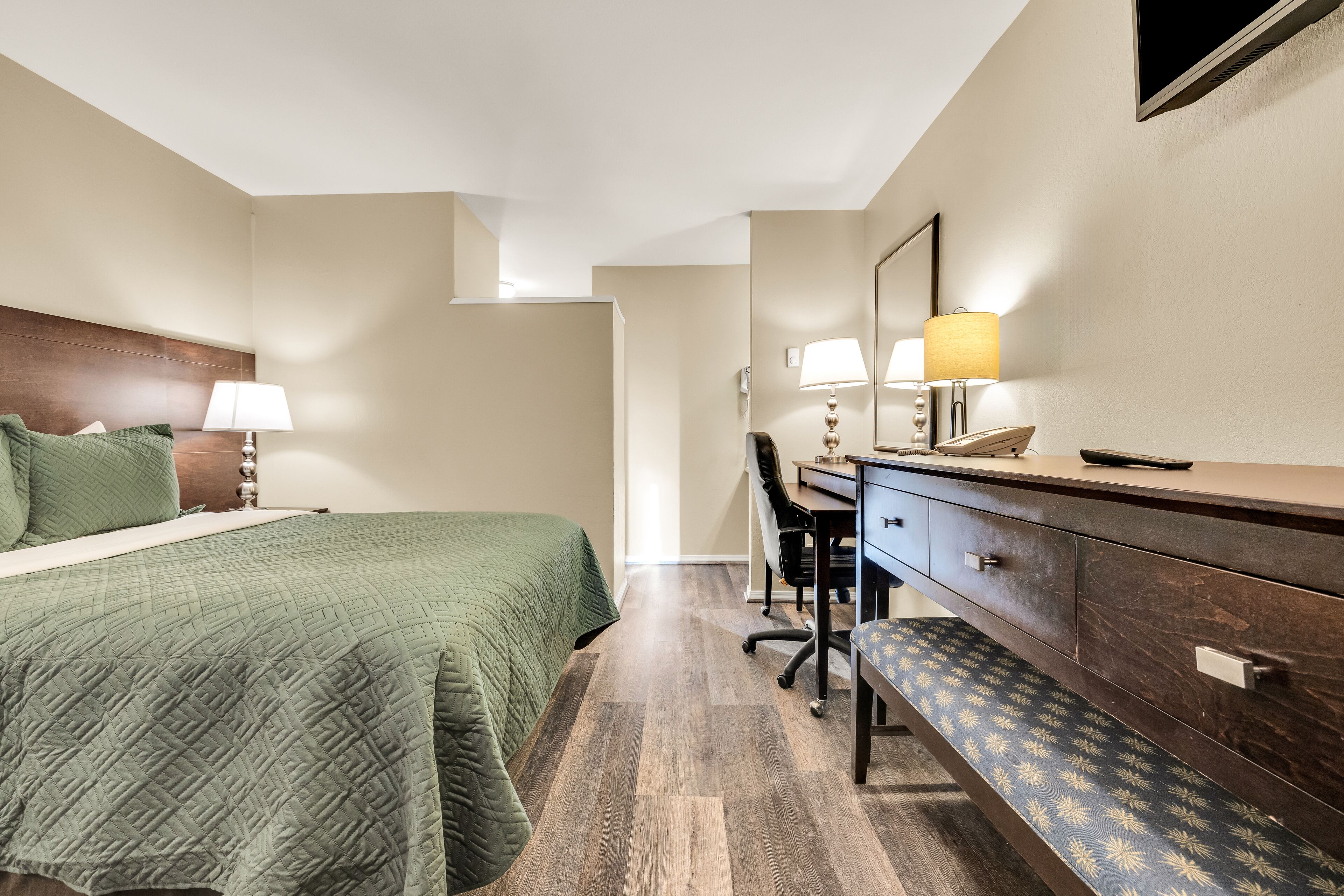 standard room, 1 queen bed | desk, laptop workspace, iron/ironing board, free wifi