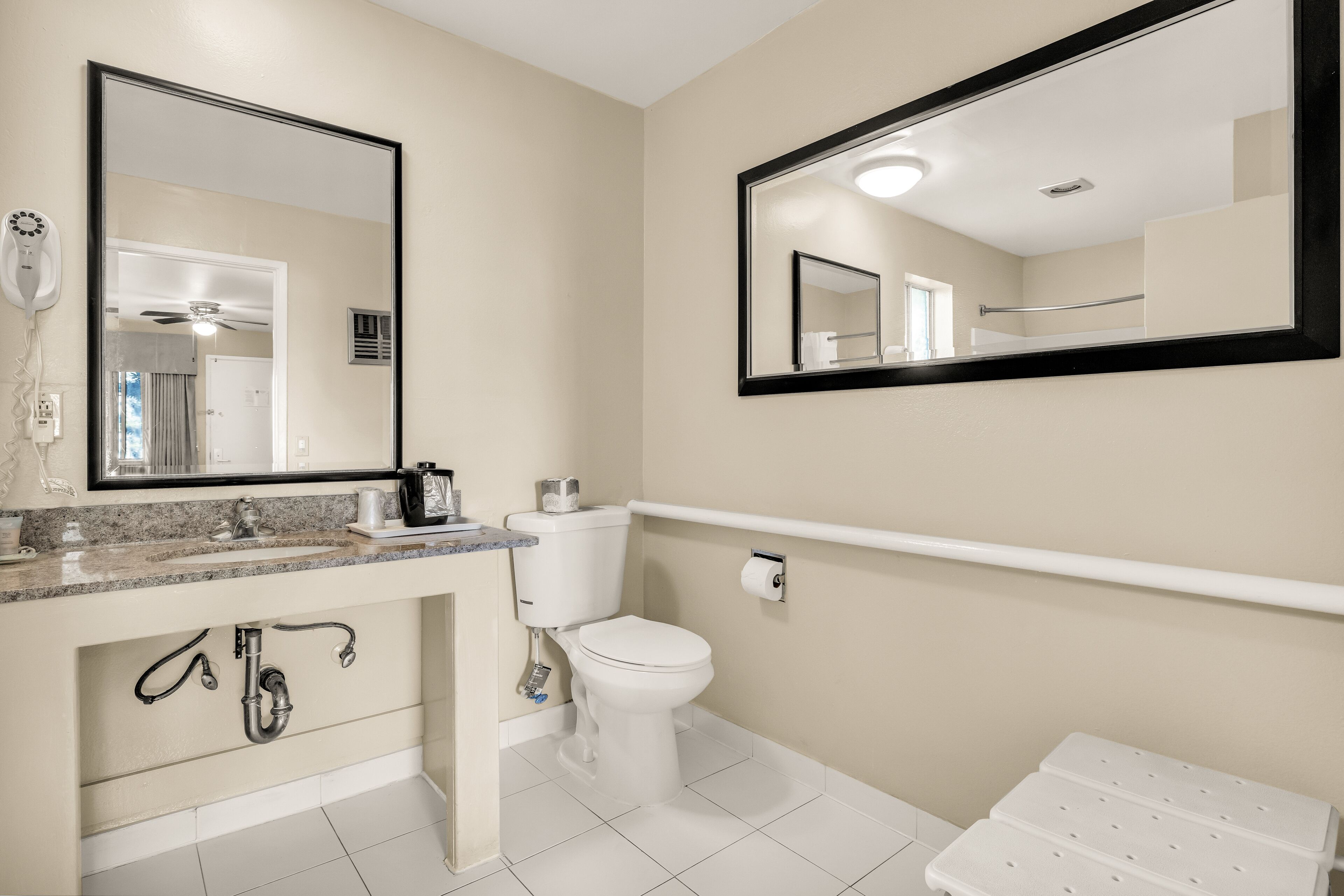 standard room, 1 king bed, accessible | desk, laptop workspace, iron/ironing board, free wifi