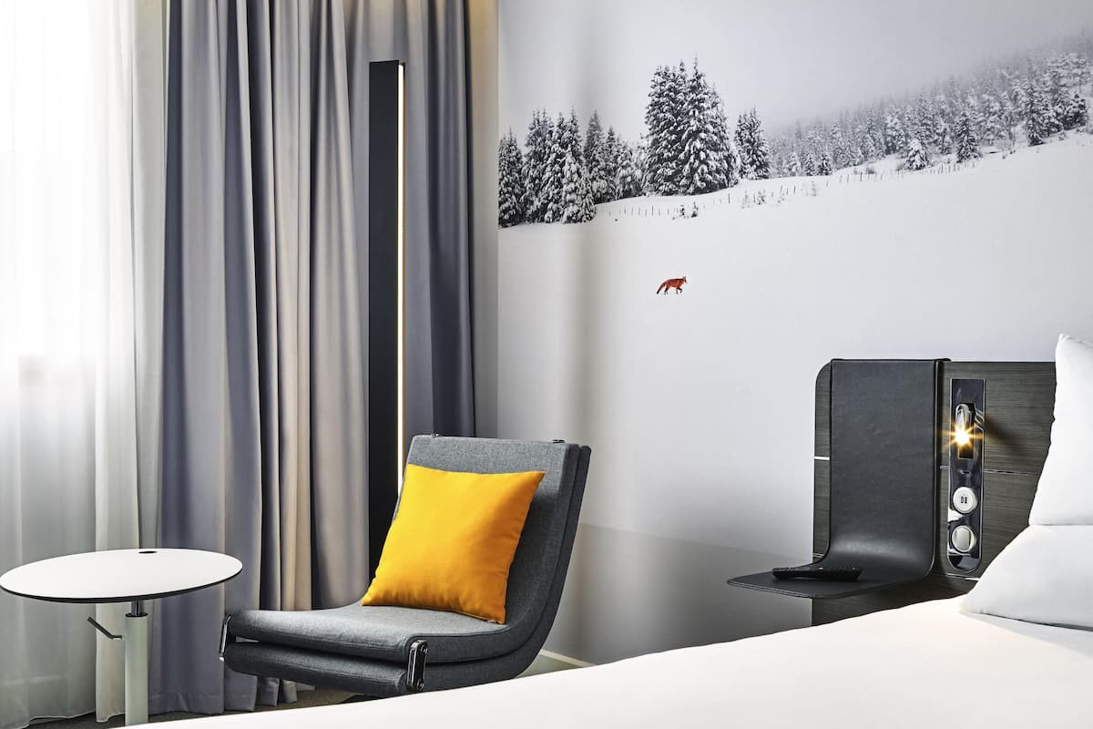 Executive kamer, 1 queensize bed met slaapbank | Een minibar, een kluis op de kamer, een bureau, verduisterende gordijnen