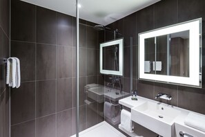 Shower, rainfall showerhead, eco-friendly toiletries, hair dryer - Novotel London Waterloo (London)