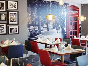 Breakfast, lunch and dinner served - Novotel London Waterloo (London)