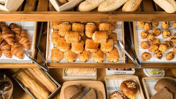 Desayuno completo (GBP 21 por persona)