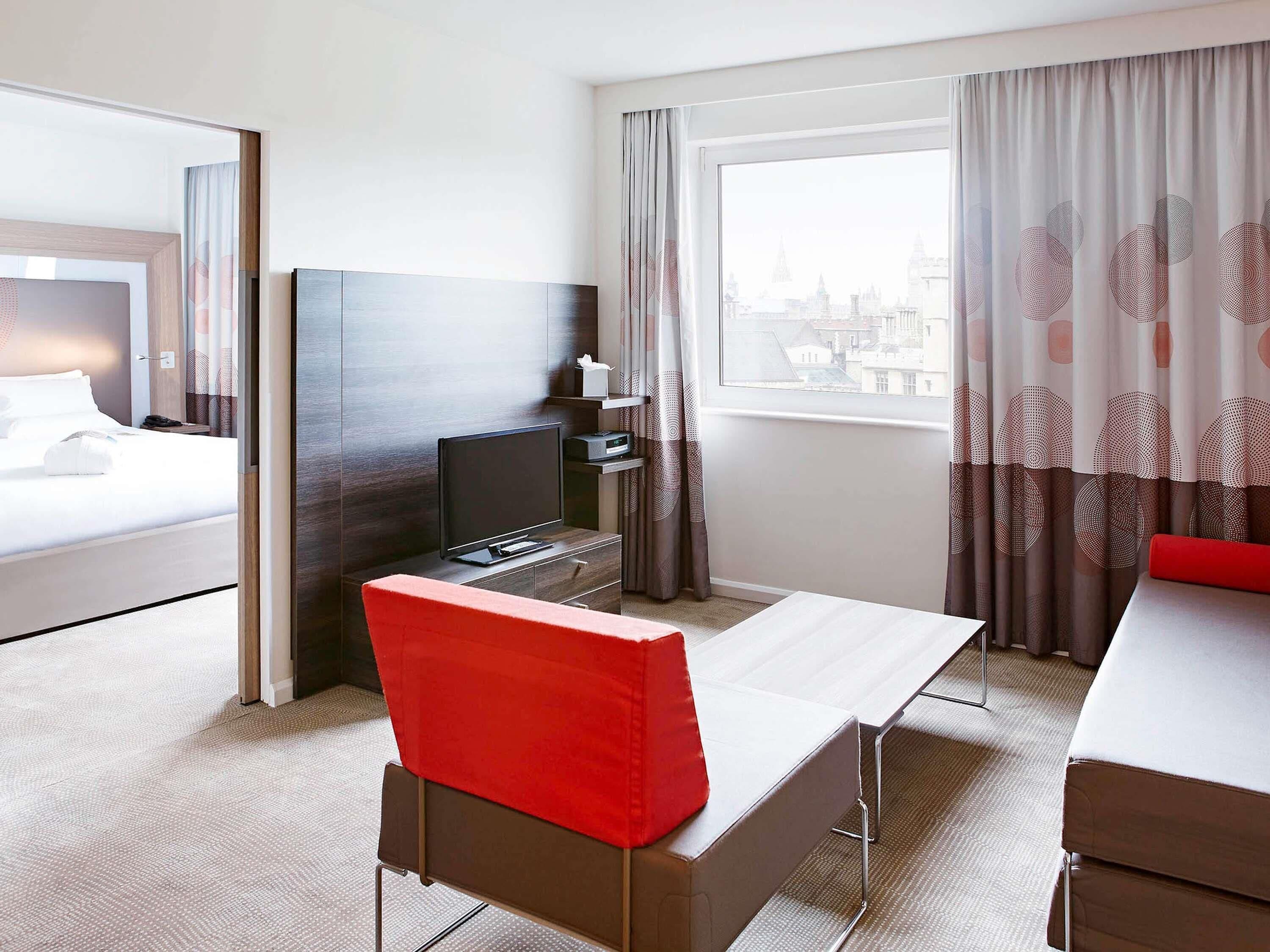 Minibar, coffres-forts dans les chambres, bureau, rideaux occultants