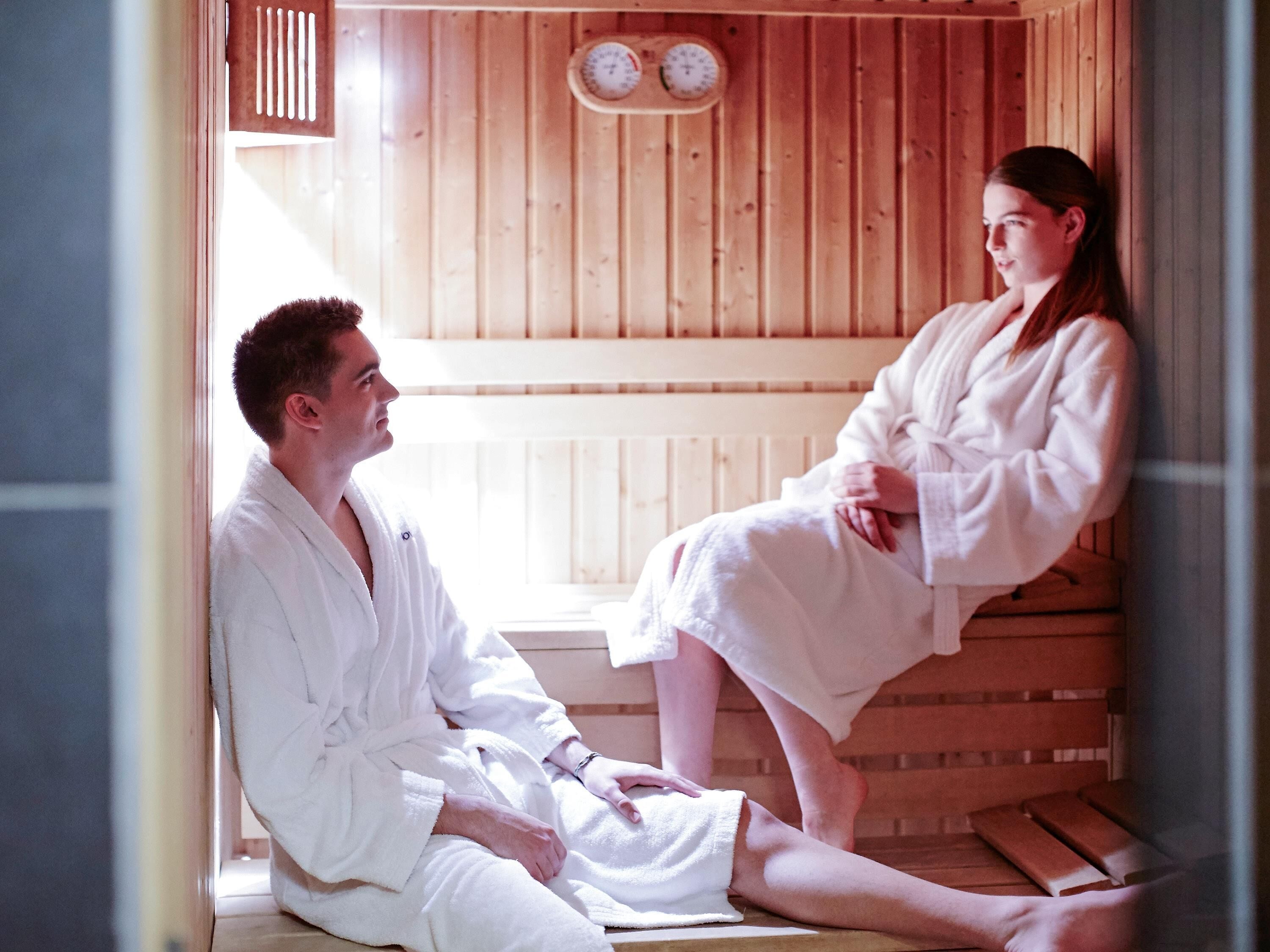 Uma sauna com bancos e teto de madeira.