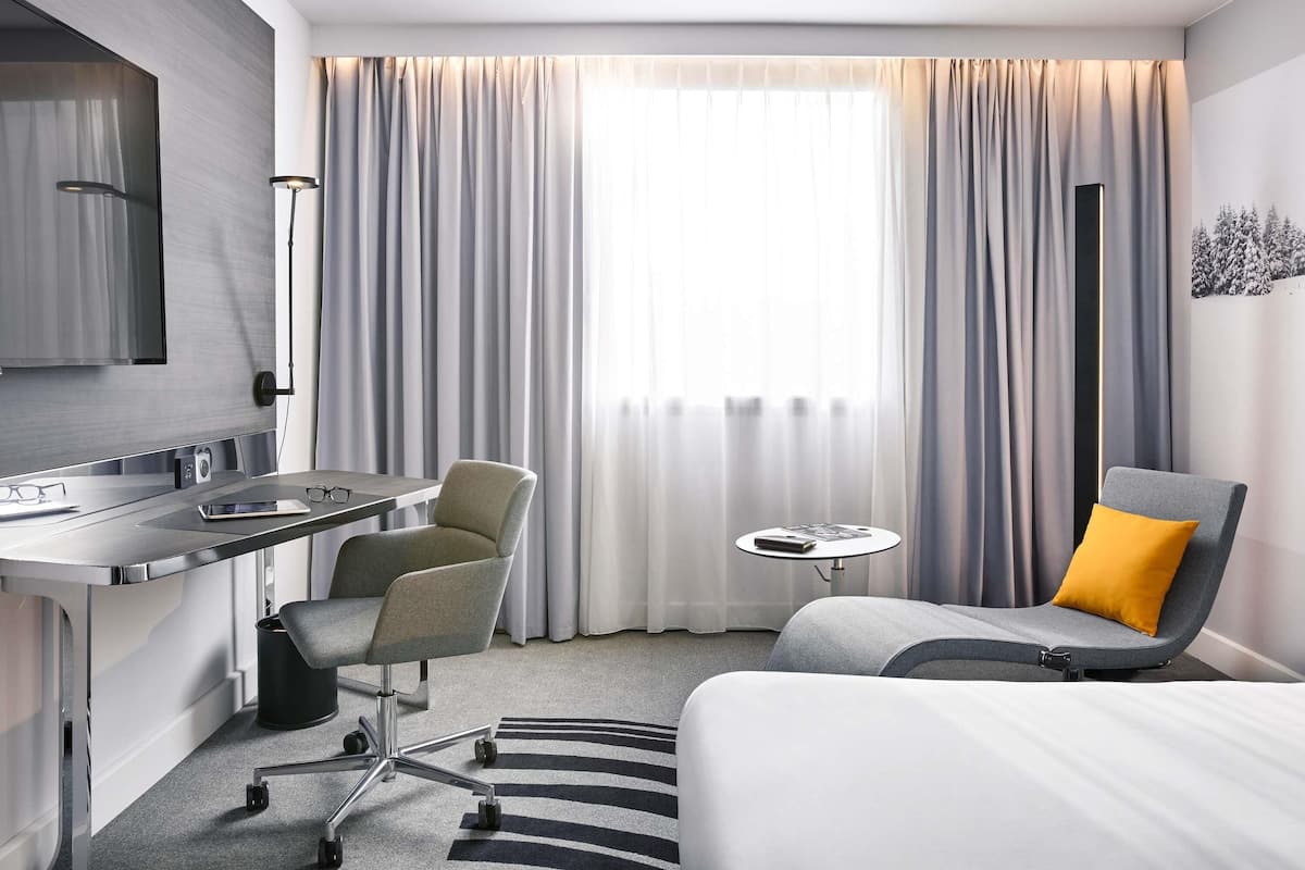 Executive kamer, 1 queensize bed | Een minibar, een kluis op de kamer, een bureau, verduisterende gordijnen