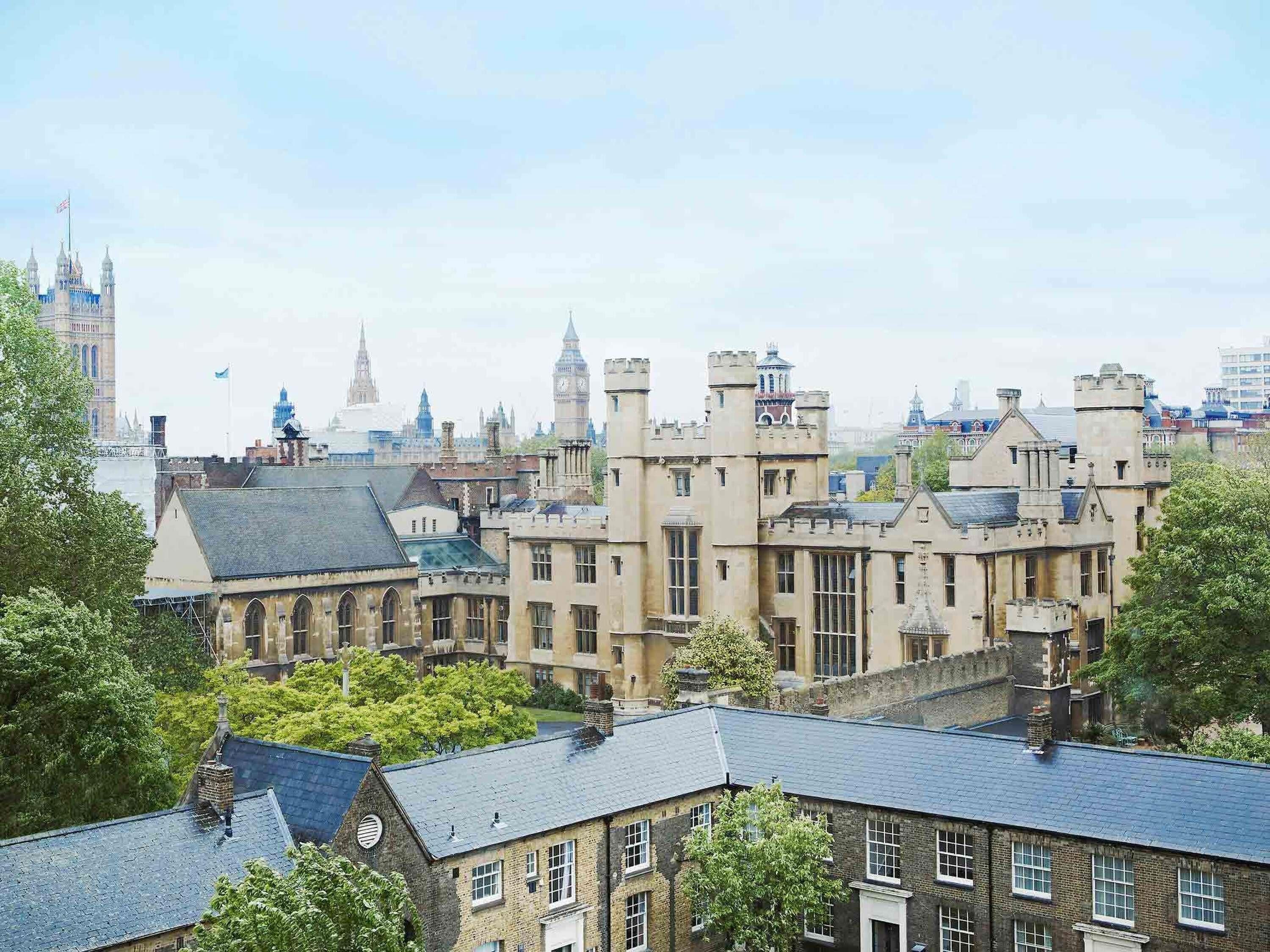 executive suite, 1 queen bed with sofa bed | minibar, in-room safe, desk, blackout curtains