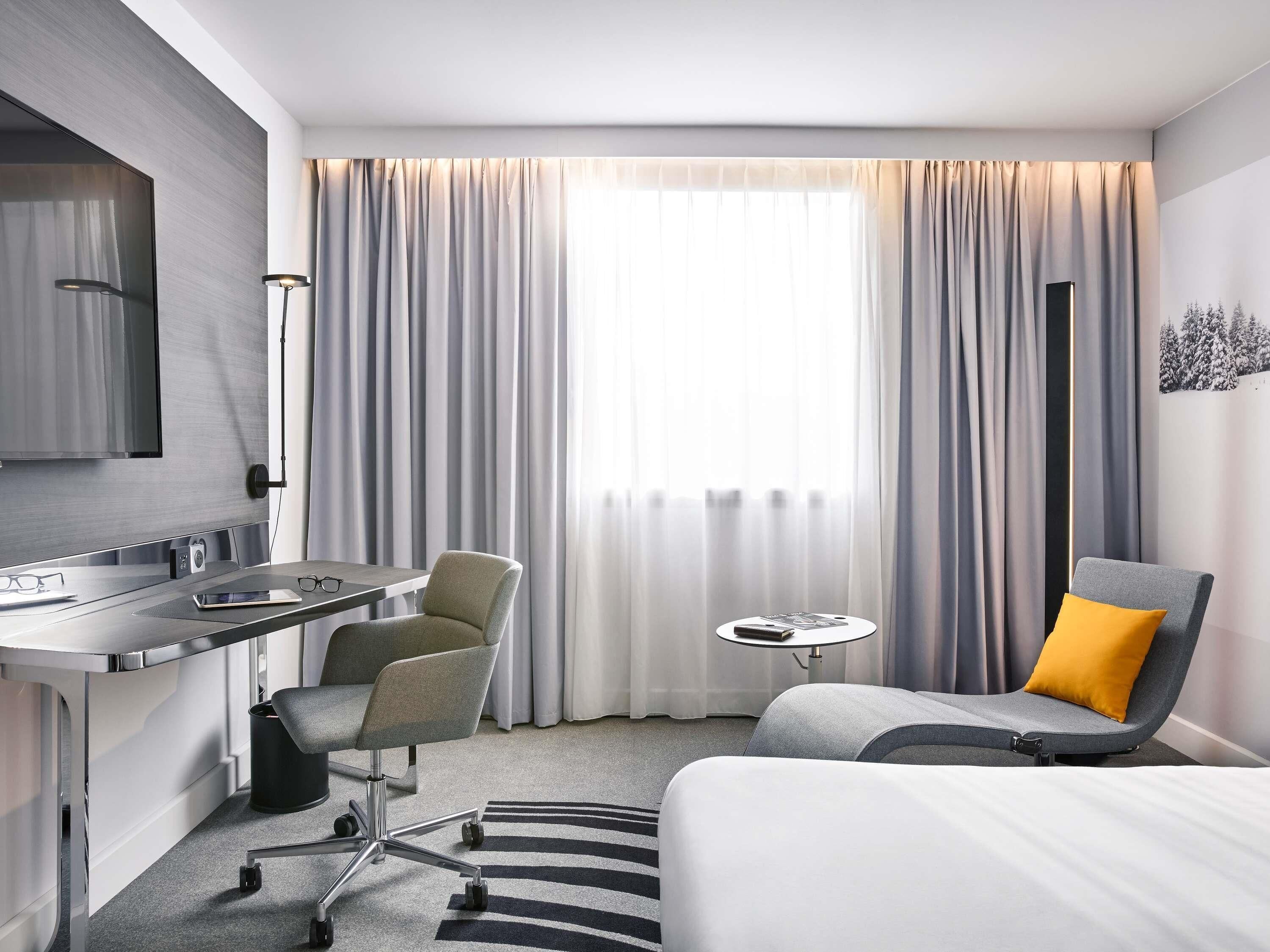 Executive Room, 1 Queen Bed | Minibar, in-room safe, desk, blackout curtains
