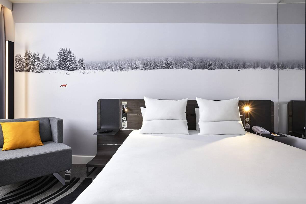 superior room, 1 queen bed, accessible | minibar, in-room safe, desk, blackout curtains