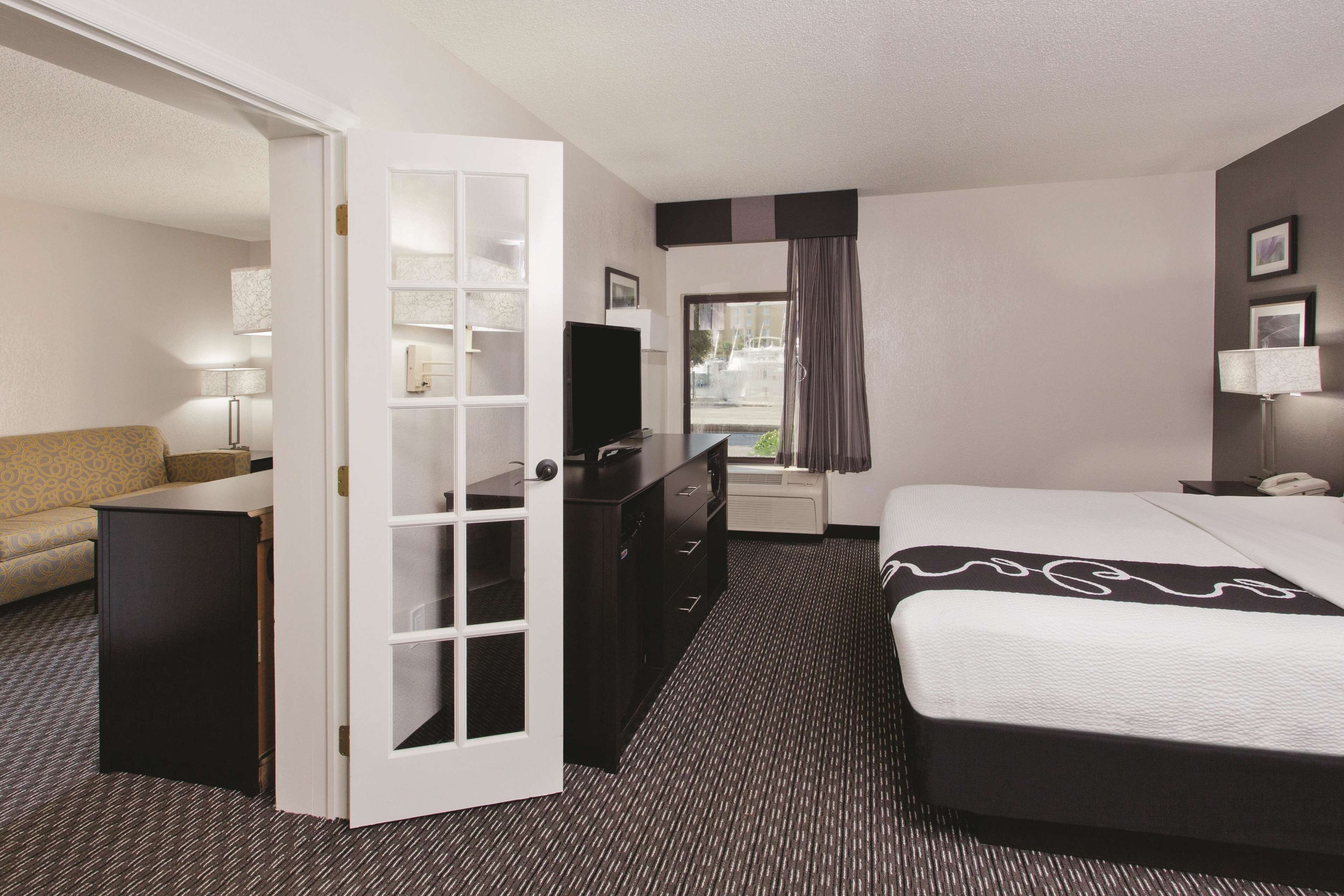 Suite, 1 King Bed, Non Smoking | Premium bedding, pillowtop beds, desk, blackout drapes