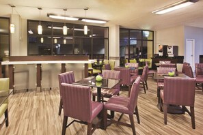 Free daily on-the-go breakfast - La Quinta Inn & Suites by Wyndham Charleston Riverview (Charleston)