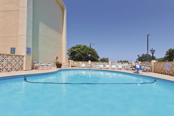 Una piscina al aire libre de temporada