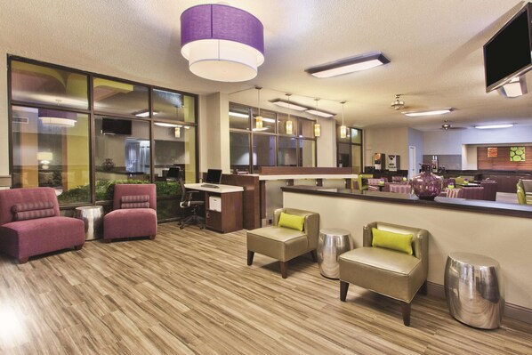 Lobby - La Quinta Inn & Suites by Wyndham Charleston Riverview (Charleston)