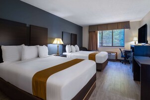 Escritorio, tabla de planchar con plancha, wifi gratis y ropa de cama