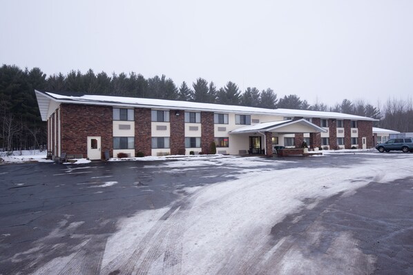 Un motel à deux étages, avec une façade en briques et un toit plat.