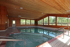 Una piscina cubierta, una piscina al aire libre