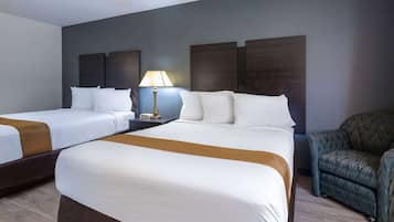 Kamar, 2 Tempat Tidur Queen, Bebas Asap Rokok | Meja kerja, setrika/meja setrika, Wi-Fi gratis, dan seprai linen