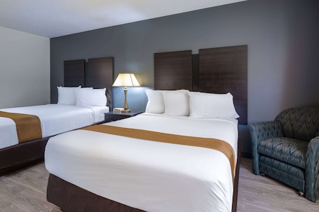 Quarto, 2 camas Queen, para não fumantes | Escrivaninha, ferros/tÔbuas de passar roupa, Wi-Fi de cortesia