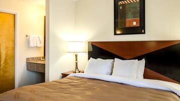 Een bureau, een strijkplank/strijkijzer, gratis wifi, beddengoed