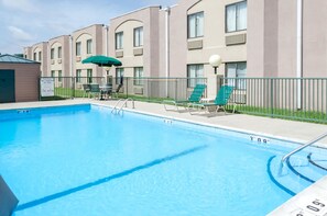 Una piscina al aire libre de temporada