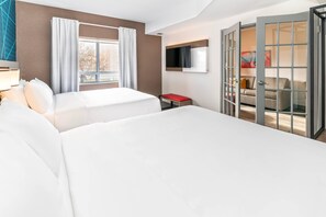 套房, 1 間臥室, 非吸煙房 (2 Queen Beds, 2-persona Sofa Bed) | 1 間睡房、防敏寢具、書桌、手提電腦工作空間