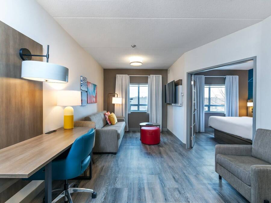 Suite, 1 Bedroom, Non Smoking (2 Queen Beds, 2-persona Sofa Bed) | 1 bilik tidur, peralatan tempat tidur hipoalergenik, meja