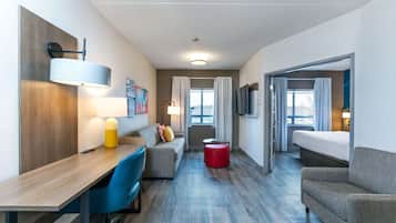 Suite - 1 soveværelse - ikke-ryger (2 Queen Beds, 2-persona Sofa Bed) | 1 soveværelse, allergivenligt sengetøj, skrivebord