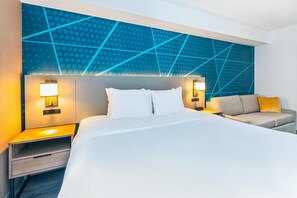 Studio, ikke-røyk (1 King Bed, 2-person Sofa Bed) | 1 soverom, allergitestet sengetøy og skrivebord