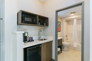 Sviitti, 1 makuuhuone, tupakointi kielletty (2 Queen Beds, 2-persona Sofa Bed) | Kylpyhuone | Ympäristöystävälliset hygieniatuotteet, hiustenkuivaaja, pyyhkeet
