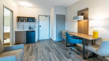 Suite, 1 kamar tidur, Bebas Asap Rokok (Master, 1 King Bed, 2-person Sofa Bed) | 1 kamar tidur, seprai antialergi, dan meja kerja